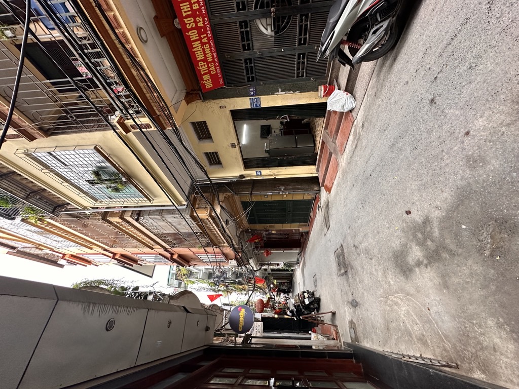 Bán nhà phố Trường Chinh, 60m vuông, ba bước chân đến phố, dòng tiền 720tr/năm