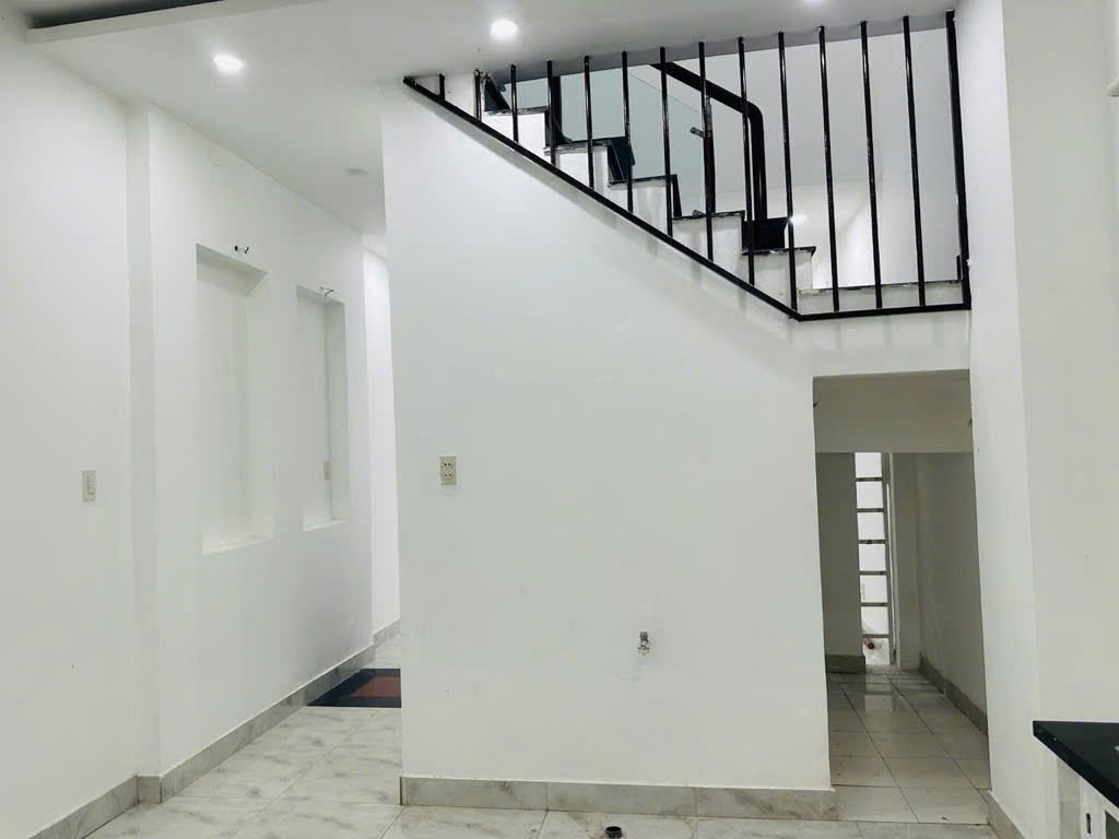Nhà 3 tầng chỉ 4 tỷ x  Hẻm xe hơi - Gần vinhomes Q9