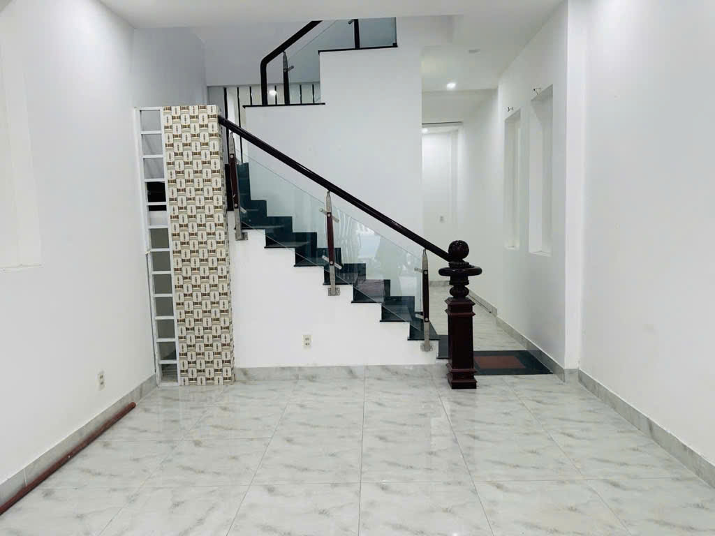 Nhà 3 tầng chỉ 4 tỷ x  Hẻm xe hơi - Gần vinhomes Q9
