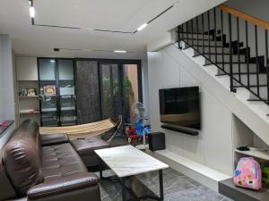 Bán nhà mới 60m2 chỉ 7.x tỷ - Tặng nội thất cao cấp - Hẻm xe hơi Q9.