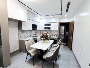 Bán nhà đẹp Long Biên, ngõ rộng ô tô 7 chỗ, có thang máy, sổ đỏ sẵn sàng giao dịch.