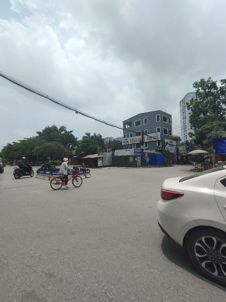 Bán đất tặng nha cổ nhuế diện tích 176 m vuông giá 11 tỷ 8 sát ngay mặt đường lớn rộng thênh thang.