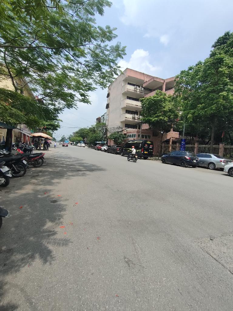 Bán đất tặng nha cổ nhuế diện tích 176 m vuông giá 11 tỷ 8 sát ngay mặt đường lớn rộng thênh thang.