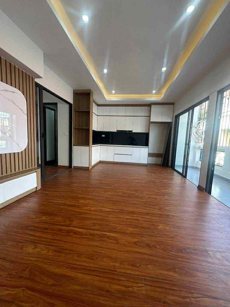 Nhà đẹp ngay mặt phố, ba bước ra trục chính, dân cư dân trí cao