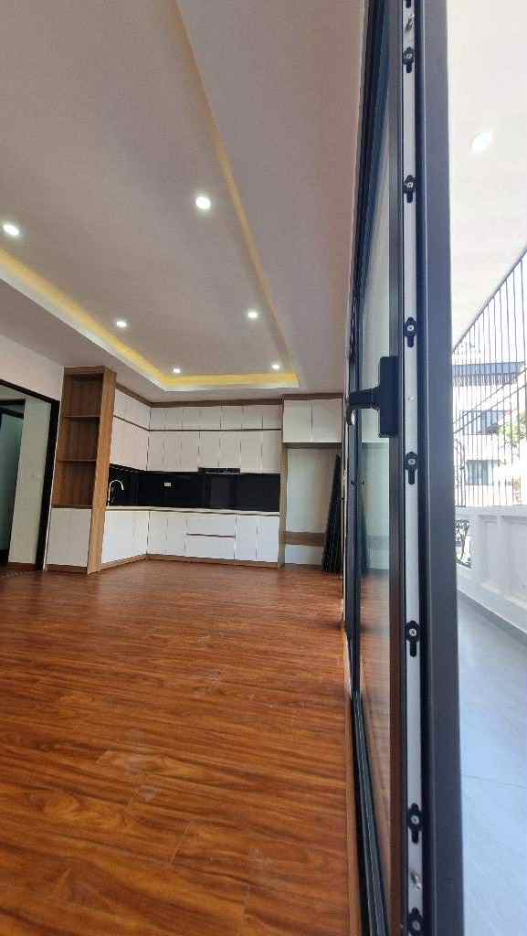 Nhà đẹp ngay mặt phố, ba bước ra trục chính, dân cư dân trí cao