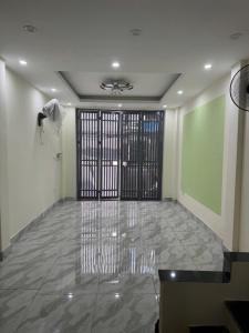 Cần bán gấp nhà ngõ thông Cầu Giấy, DT 65m, giá 10,6 tỷ.