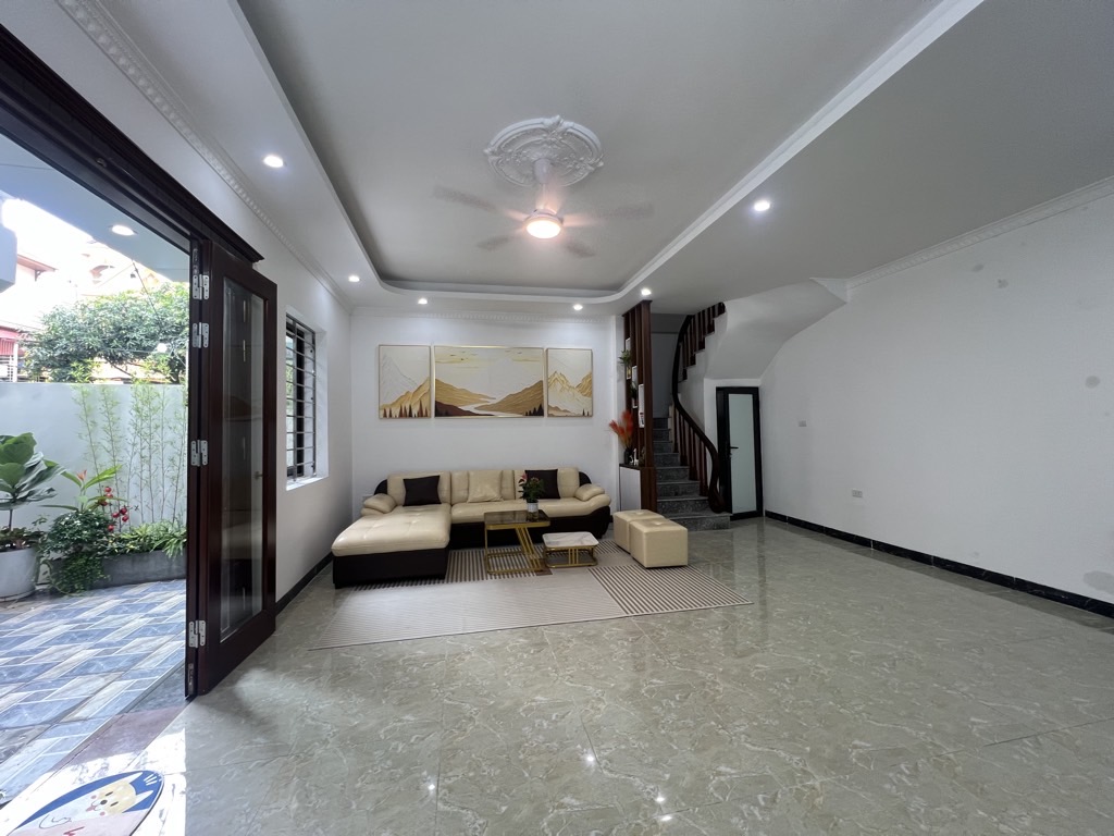 Bán Nhà Thạch Bàn, DT 40m2, 5 tầng, mt 6,5m, 6,7 tỷ