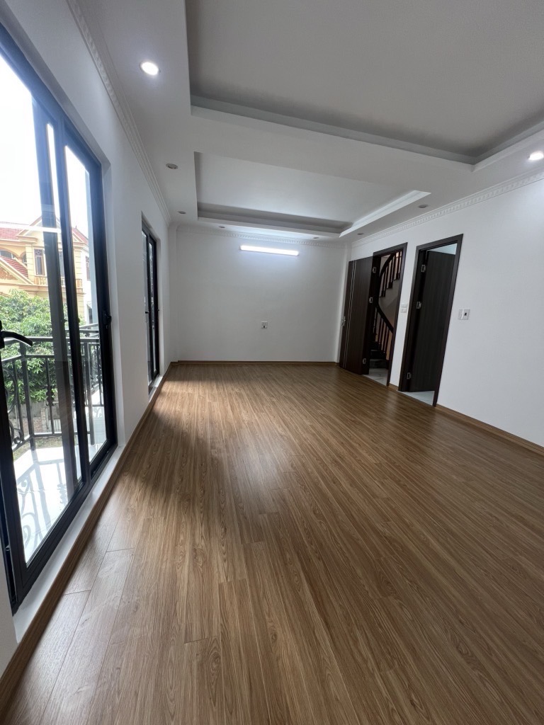 Bán Nhà Thạch Bàn, DT 40m2, 5 tầng, mt 6,5m, 6,7 tỷ