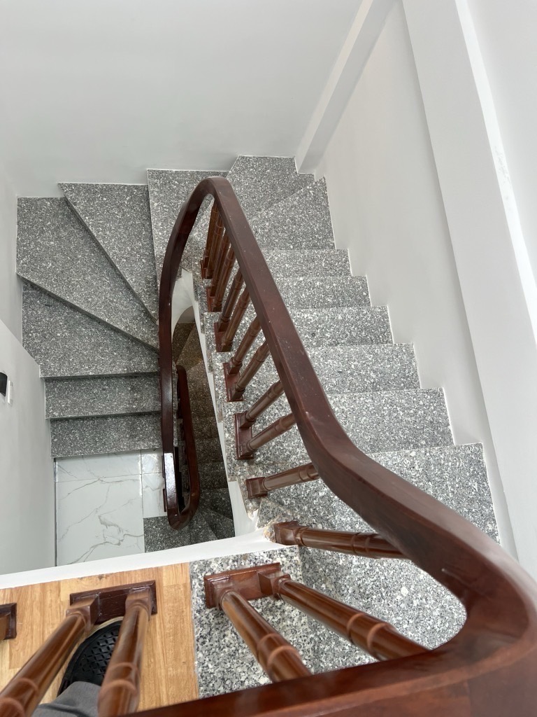 Bán Nhà Thạch Bàn, DT 40m2, 5 tầng, mt 6,5m, 6,7 tỷ
