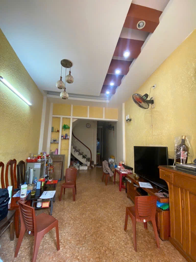 PHÂN LÔ Ô TÔ ĐỖ CỬA- NGÕ THÔNG KINH DOANH VĂN PHÒNG HỢP LÝ- VÀI BƯỚC CHÂN RA PHỐ