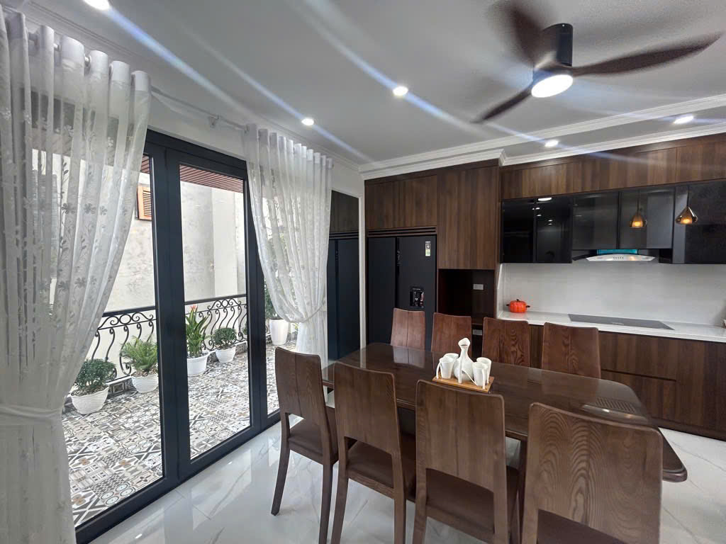 HIẾM NHÀ ĐẸP PHỐ KIM MÃ-5 TẦNG THANG MÁY CHẠY VÙ VÙ-Ô TÔ ĐỖ CỔNG, SÁT SẠT PHỐ ,NHỈNH 15 TỶ