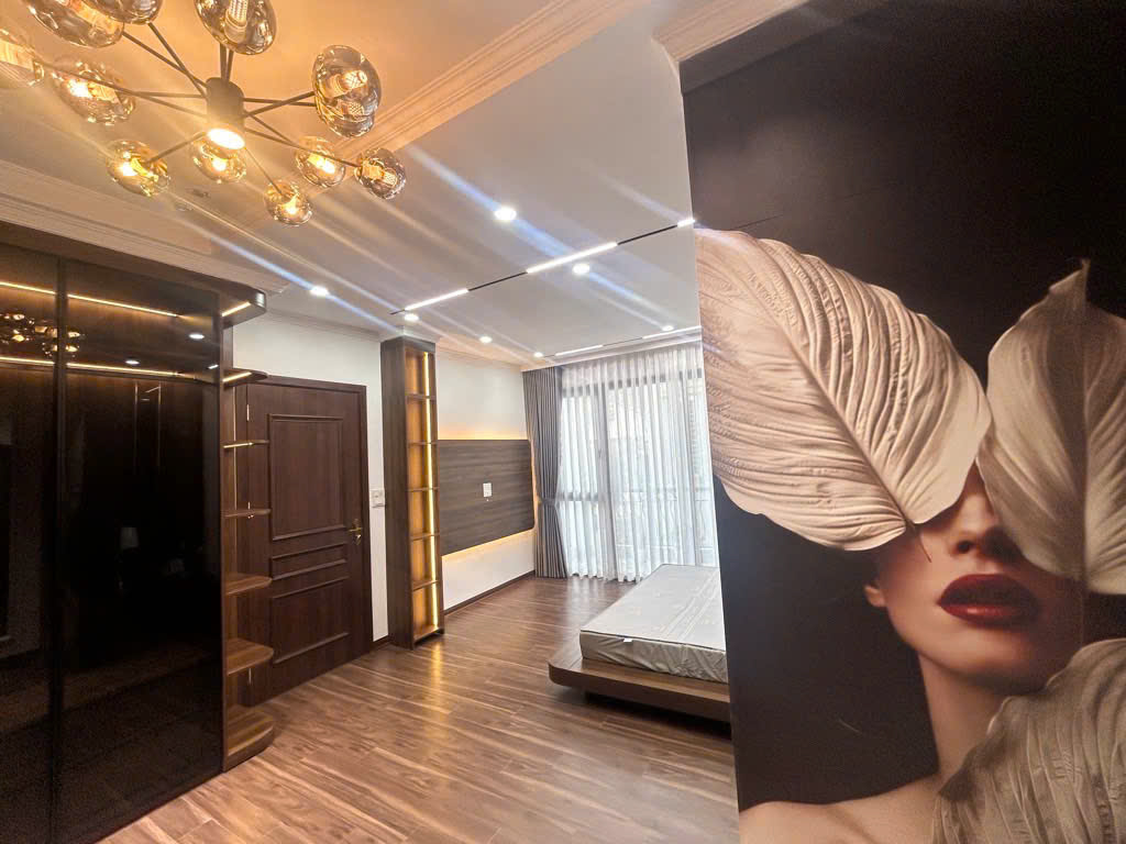 HIẾM NHÀ ĐẸP PHỐ KIM MÃ-5 TẦNG THANG MÁY CHẠY VÙ VÙ-Ô TÔ ĐỖ CỔNG, SÁT SẠT PHỐ ,NHỈNH 15 TỶ