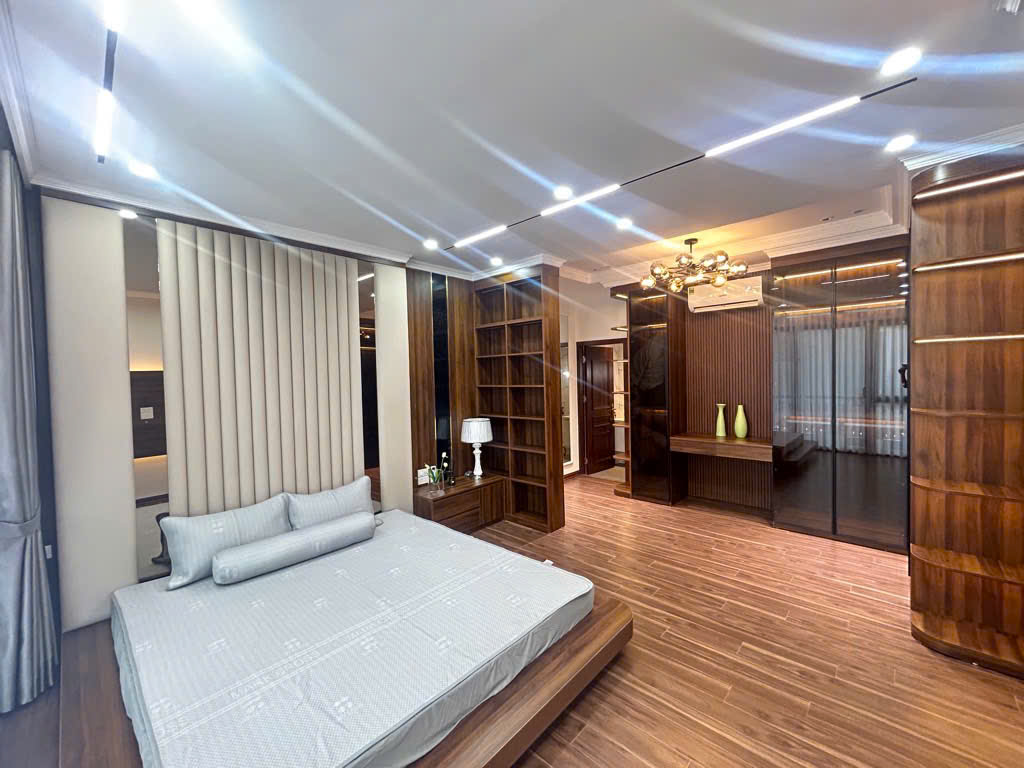 HIẾM NHÀ ĐẸP PHỐ KIM MÃ-5 TẦNG THANG MÁY CHẠY VÙ VÙ-Ô TÔ ĐỖ CỔNG, SÁT SẠT PHỐ ,NHỈNH 15 TỶ