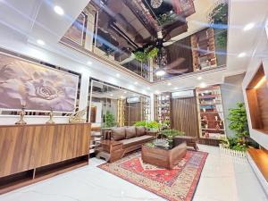HIẾM NHÀ ĐẸP PHỐ KIM MÃ-5 TẦNG THANG MÁY CHẠY VÙ VÙ-Ô TÔ ĐỖ CỔNG, SÁT SẠT PHỐ ,NHỈNH 15 TỶ