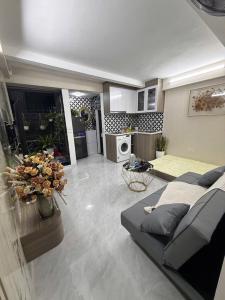BÁN NHÀ PHỐ KIM MÃ GIÁ HÀ ĐÔNG-DTSD 50M NHỈNH 3 TỶ FULL NỘI THẤT-Ô TÔ ĐỖ 10M