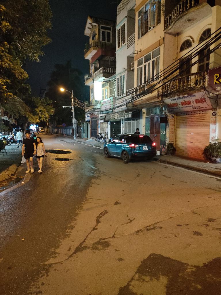 Bán đất tặng nhà phố Đội Nhân. Đường rộng ô tô vào cửa