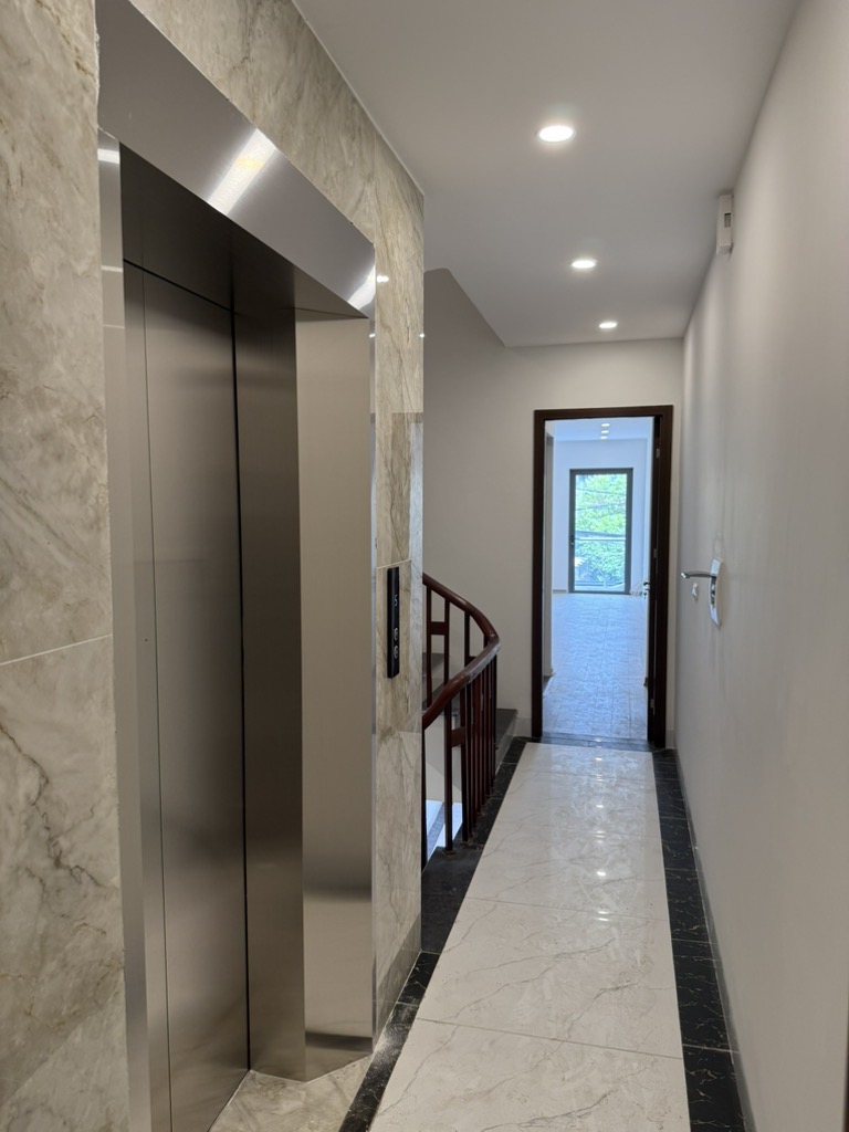 KINH DOANH-Ô TÔ TRÁNH- NHÀ 5 TẦNG CÓ THANG MÁY- VIỆT HƯNG LONG BIÊN