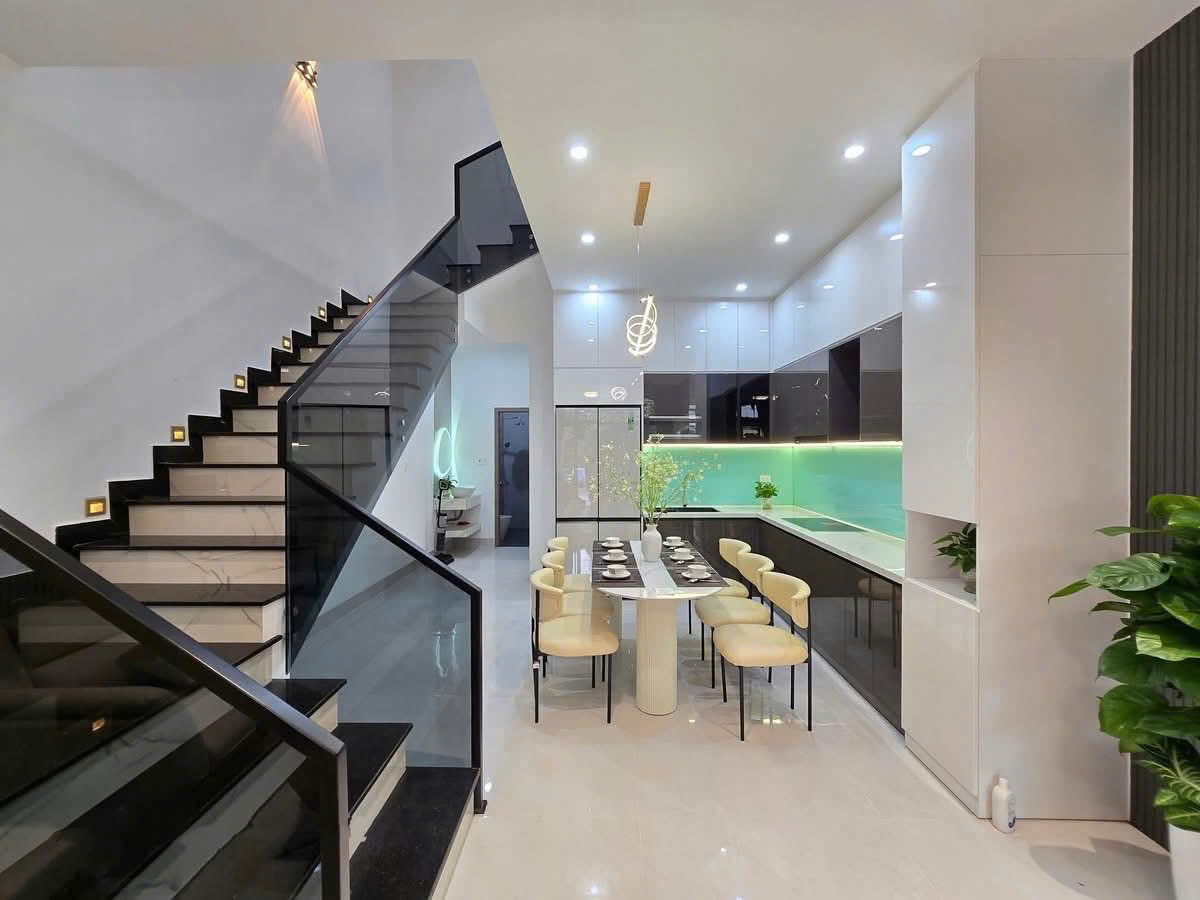 Bán nhà Phan Văn Trị ngang 4.2 dài 16m 67m2 thổ cư 4 lầu giá 8.3 tỷ.