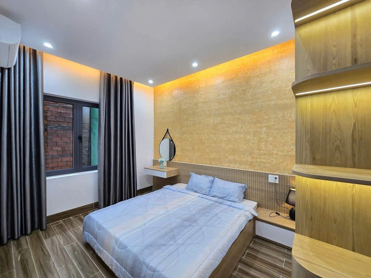 Bán nhà Phan Văn Trị ngang 4.2 dài 16m 67m2 thổ cư 4 lầu giá 8.3 tỷ.