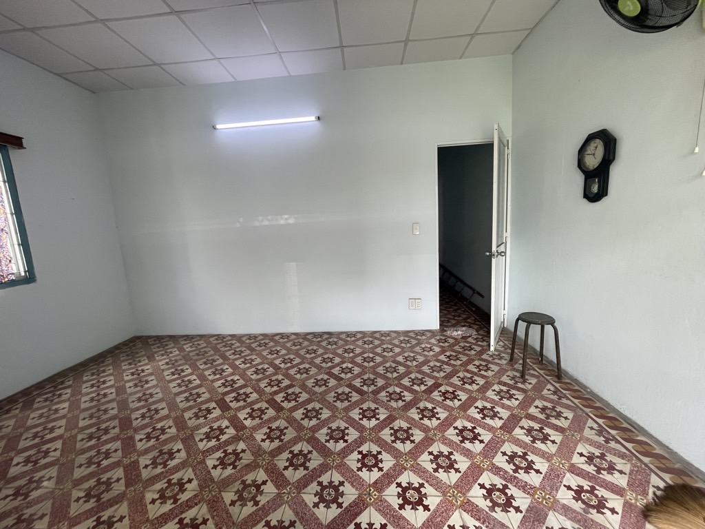 BÁN NHÀ QUẬN 4 - HẺM XE HƠI NGUYỄN KHOÁI  - NHÀ 2 TẦNG CŨ CHÍNH CHỦ LÂU ĐỜI - PHÙ HỢP XÂY SỬA MỚI LẠI Ở - DIỆN TÍCH 157M2 NGANG 6.5M NỞ HẬU ĐẸP - XE HƠI NGỦ TRONG NHÀ