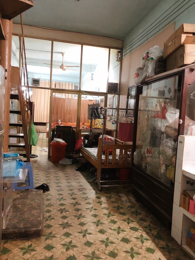 - Chính chủ cần tiền bán gấp nhà mặt tiền Đường Nguyễn Tất Thành, P18 q4 (đối diện kho 11 Cảng Sài Gòn . vew bờ sông cảng Sài Gòn ) ngang ngửa THẨM ĐỊNH NHÀ. ,