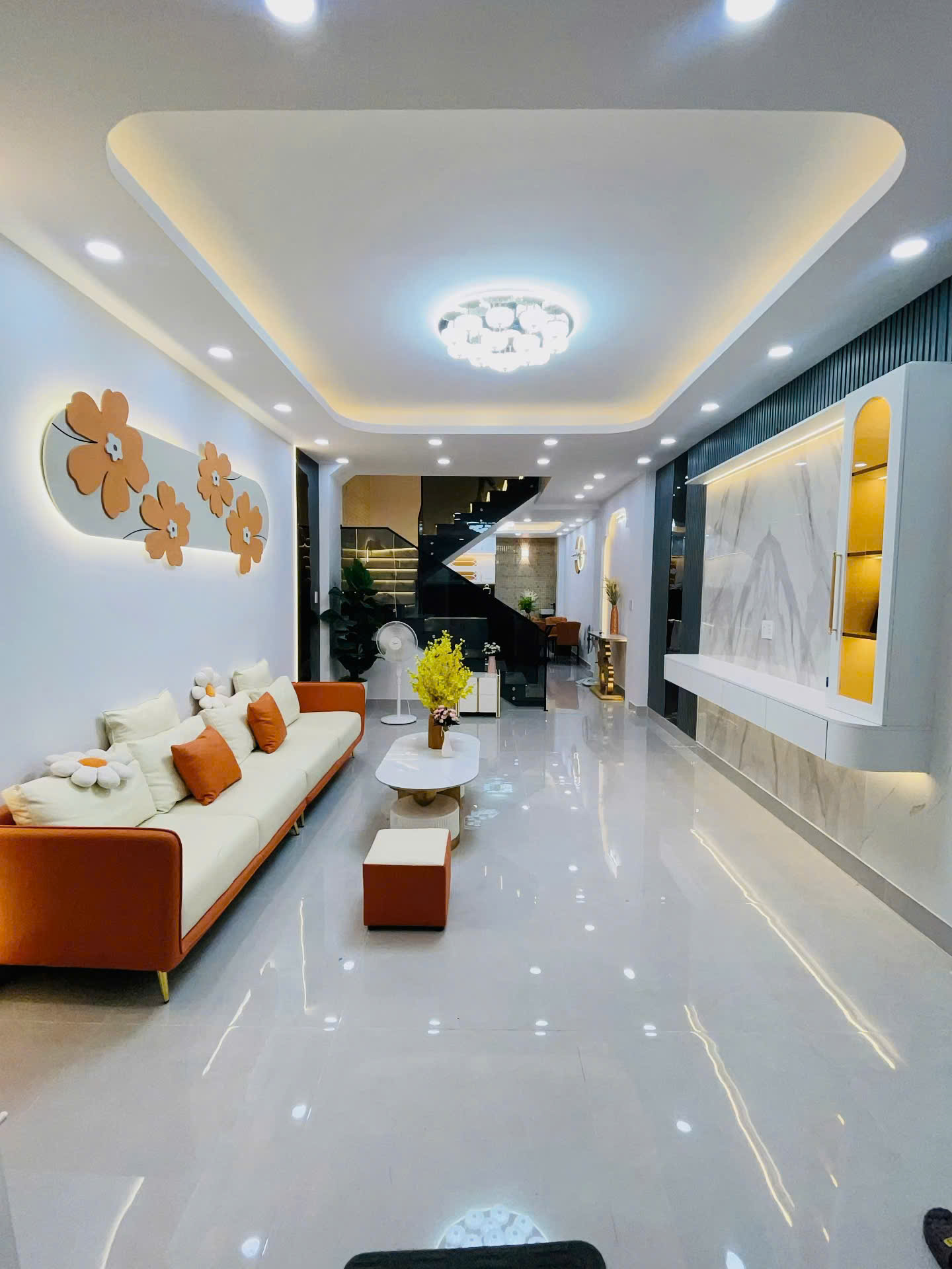 NHÀ ĐẸP FULL NỘI THẤT NẰM SÁT QUẬN 7- PHÚ MỸ HƯNG - FULL NỘI THẤT - HẺM XE TẢI 6M