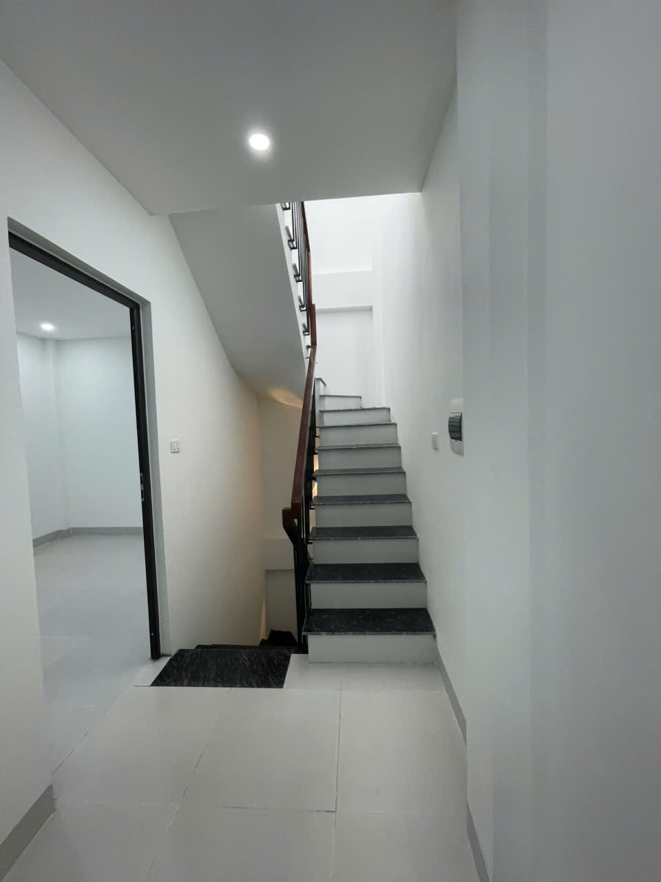 Nhà 4 tầng Vân Nội gần Võ Nguyên Giáp TC hơn 4 tỷ 4 ngủ có sân BBQ oto 4 chỗ đỗ cửa