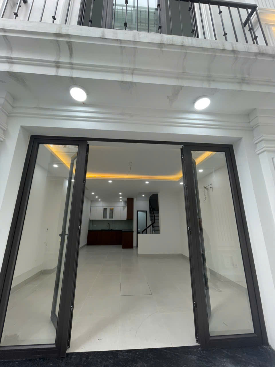 Nhà 4 tầng Vân Nội gần Võ Nguyên Giáp TC hơn 4 tỷ 4 ngủ có sân BBQ oto 4 chỗ đỗ cửa