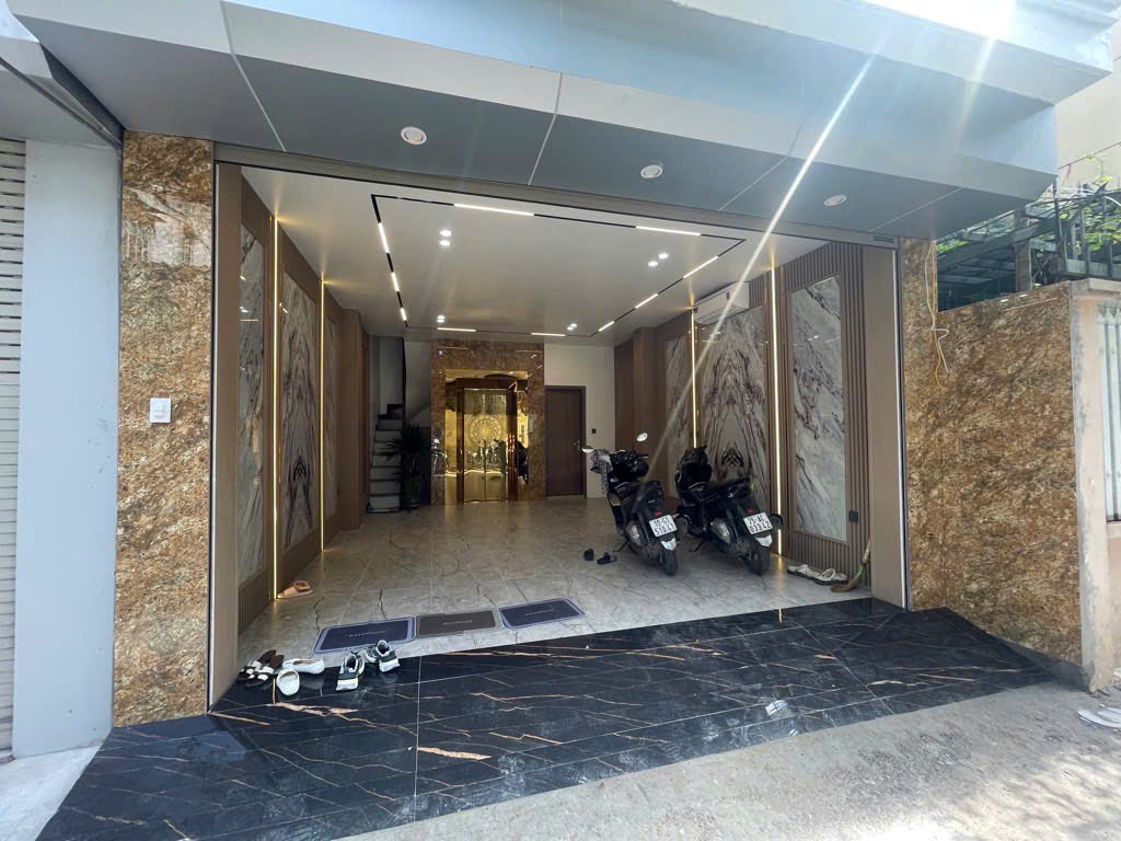 Nhà đẹp ô tô vào nhà, thang máy vị trí lõi , tiện ích xung quanh đầy đủ, Đường trước nhà thông tứ tung