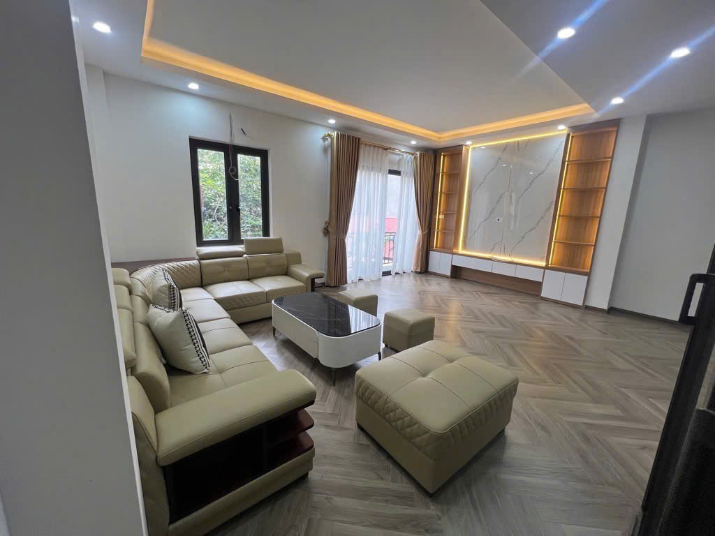 VỊ TRÍ LÕI LONG BIÊN - 6 TẦNG THANG MÁY - FULL NỘI THẤT-CÁCH MẶT PHỐ 40M