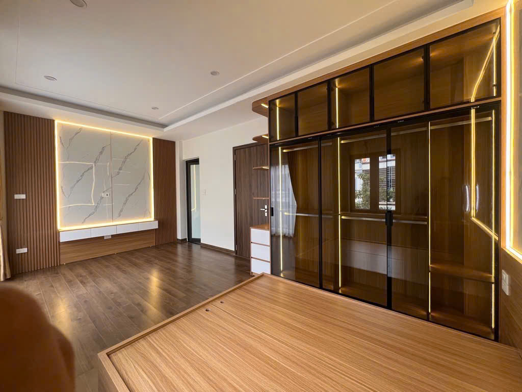 VỊ TRÍ LÕI LONG BIÊN - 6 TẦNG THANG MÁY - FULL NỘI THẤT-CÁCH MẶT PHỐ 40M