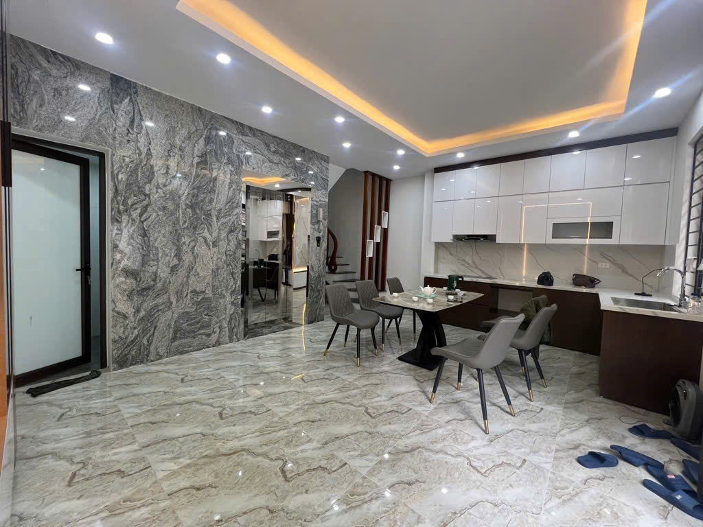 VỊ TRÍ LÕI LONG BIÊN - 6 TẦNG THANG MÁY - FULL NỘI THẤT-CÁCH MẶT PHỐ 40M
