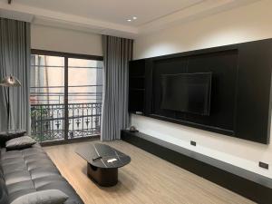 Căn nhà vị trí cực hiếm chỉ vài bước chân lên cầu Chương Dương