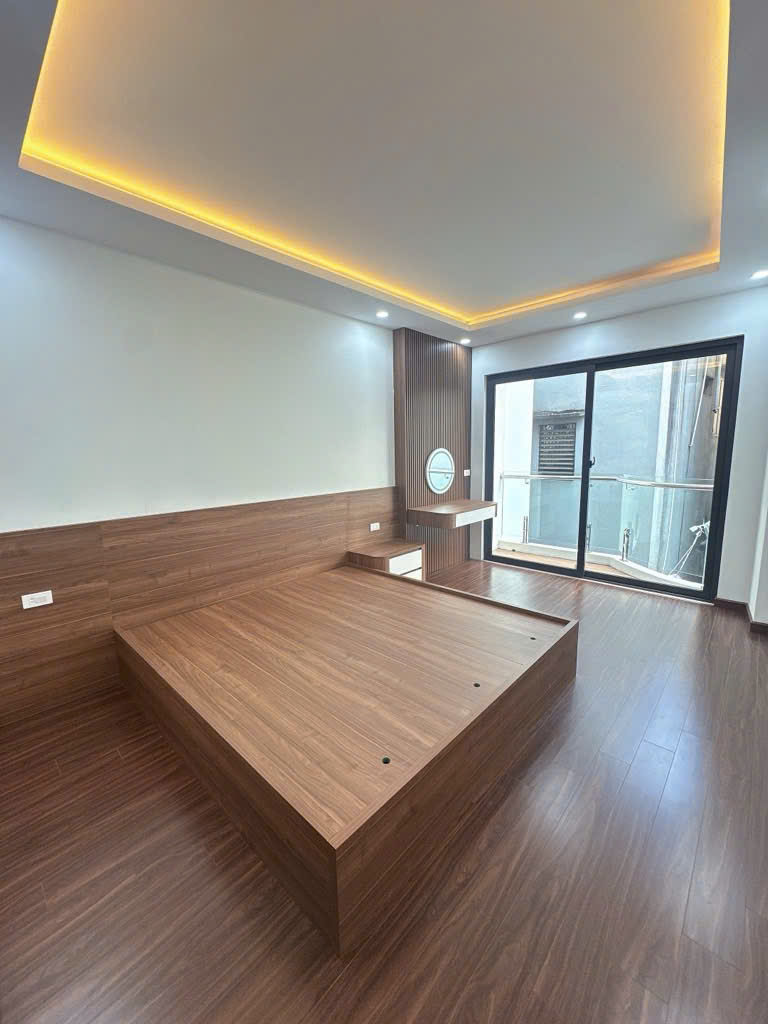 Bán gấp nhà Ngọc Lâm, Long Biên. Nhà mới tinh 5 tầng trung tâm Ngọc Lâm hàng cực hiếm.
