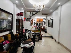 BA BƯỚC Ô TÔ TRÁNH - Ô TÔ LÙI GẦN SÁT NHÀ - MẶT TIỀN ĐẸP - DÂN XÂY - ĐẸP NHƯ MỚI - CẢI TẠO DÒNG TIỀN TỐT