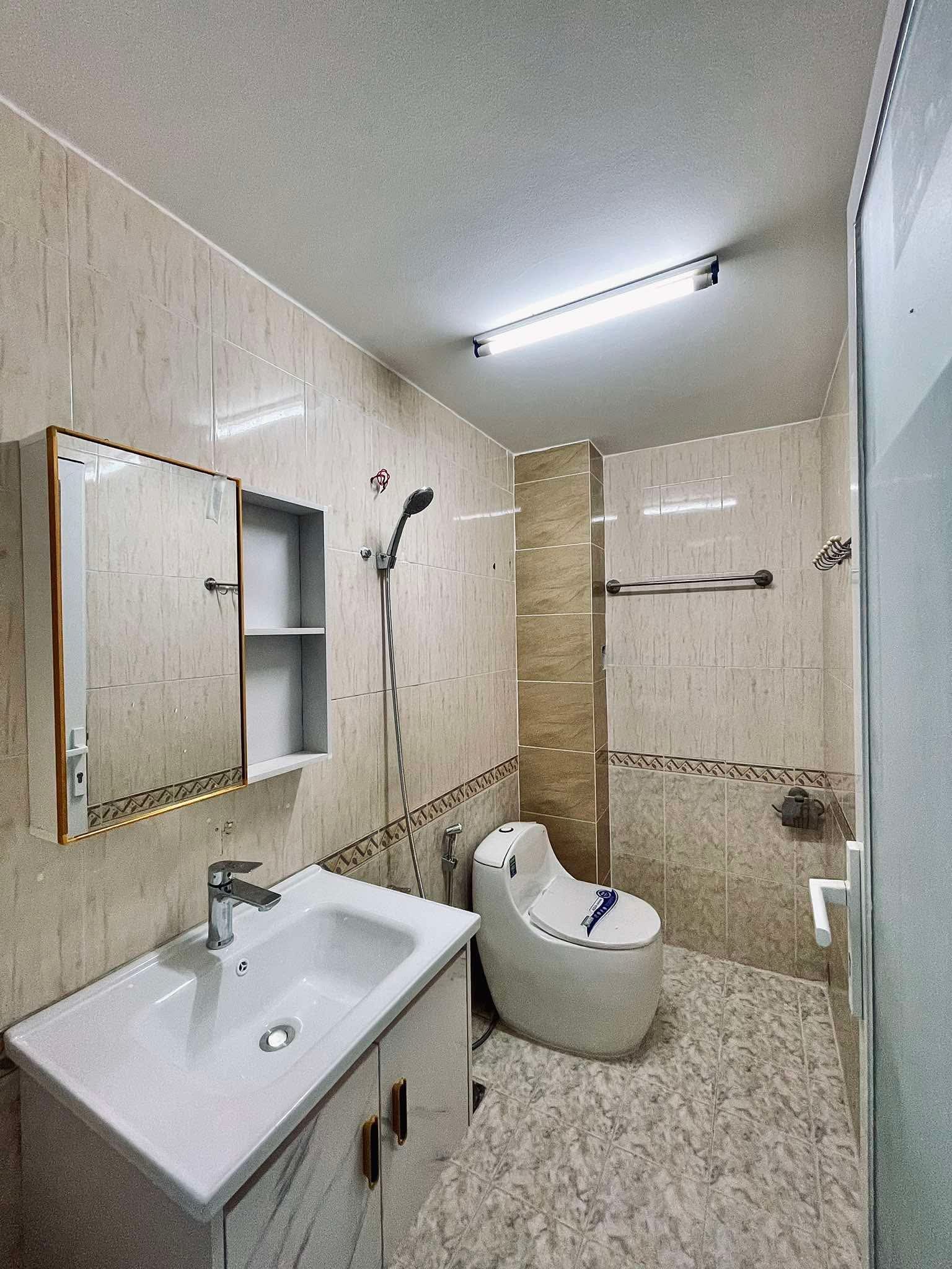 NHÀ HẼM GIÁ CAO