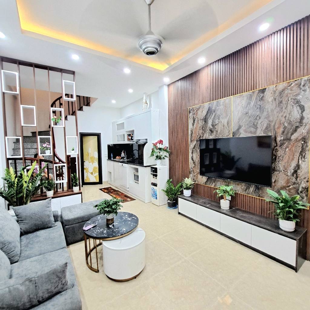 Bán nhà full nội thất,ngõ nông,ôtô đỗ cửa,giao thông thuận tiện đi các ngả.