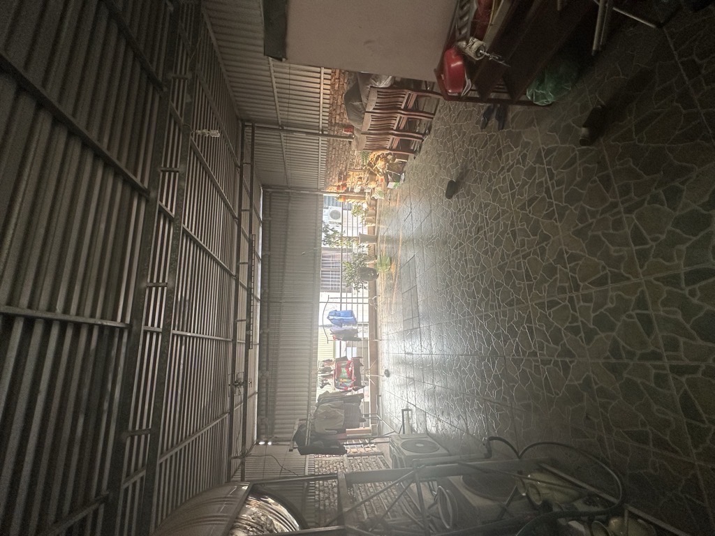 Bán nhà dân xây,4 tầng,bê tông cốt thép chắc chắn,mặt tiền 6m.