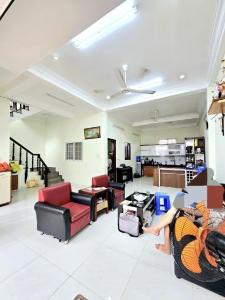 ĐỊNH CƯ BÁN GẤP NHÀ ĐẸP, NGANG RỘNG, 8 X 14 , PHẠM HỮU LẦU GẦN CHỢ PHƯỚC LONG, CHỈ 9.8 TỶ .