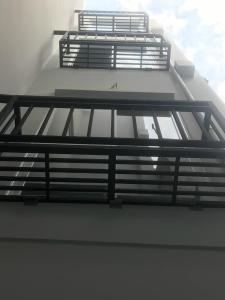 Bán căn hộ dịch vụ đường Nguyên Hồng, Bình Thạnh, 4 tầng, 9*11m, 8x tỷ, LH Hiền: 0706771260