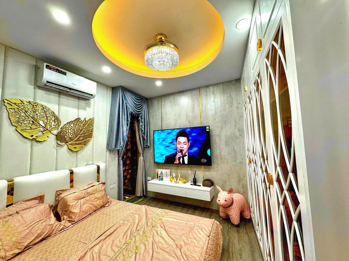 Nhà đẹp long lanh , thang máy xịn sò, chủ để full nội thất làm quà tân gia