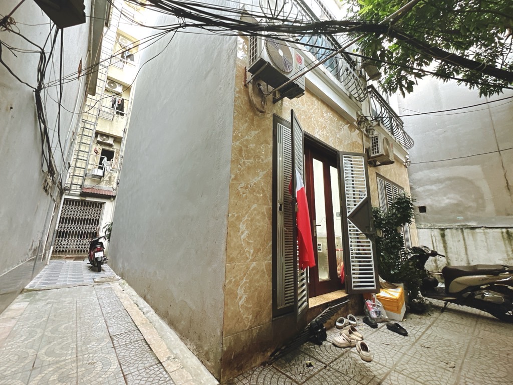 Nhà mới ở 3 năm đẹp long lanh - hoàng hoa thám - 2 mặt thoáng - sân xe rộng rãi - dt hơn 30m