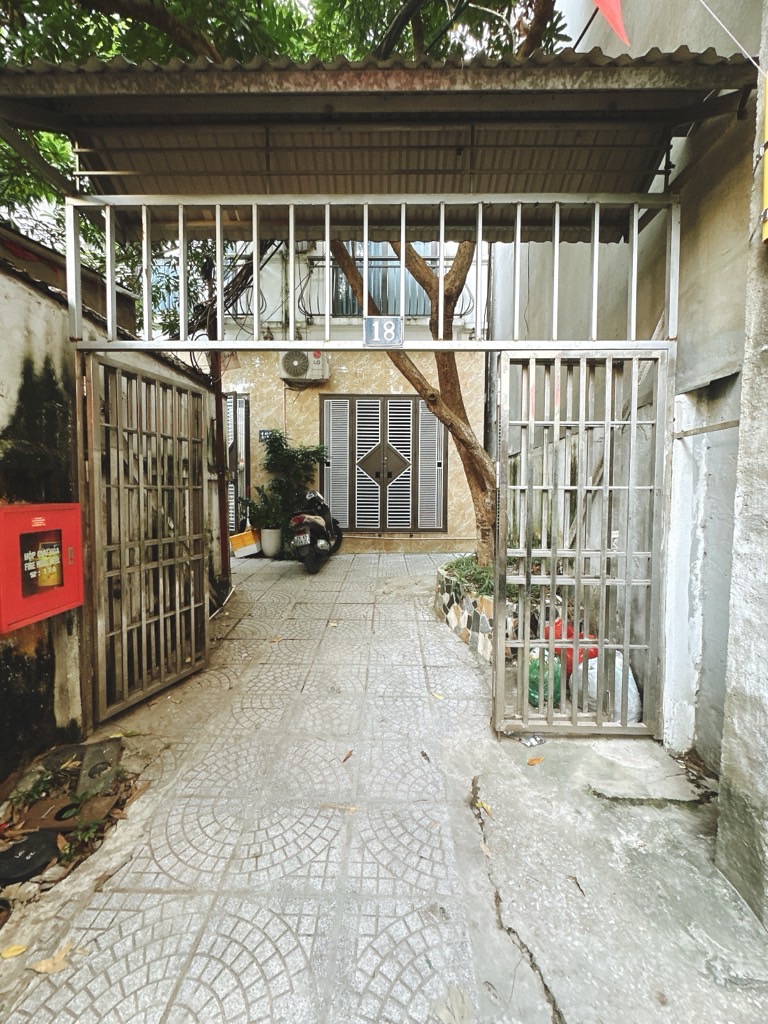 Nhà mới ở 3 năm đẹp long lanh - hoàng hoa thám - 2 mặt thoáng - sân xe rộng rãi - dt hơn 30m