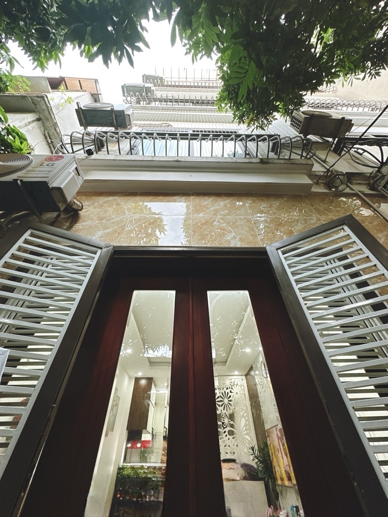 Nhà mới ở 3 năm đẹp long lanh - hoàng hoa thám - 2 mặt thoáng - sân xe rộng rãi - dt hơn 30m