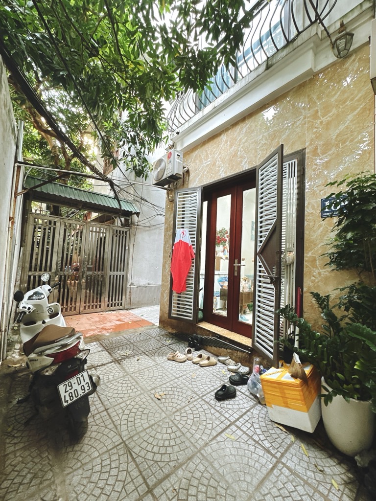 Nhà mới ở 3 năm đẹp long lanh - hoàng hoa thám - 2 mặt thoáng - sân xe rộng rãi - dt hơn 30m