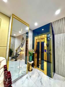 Nhà đẹp long lanh , thang máy xịn sò, chủ để full nội thất làm quà tân gia