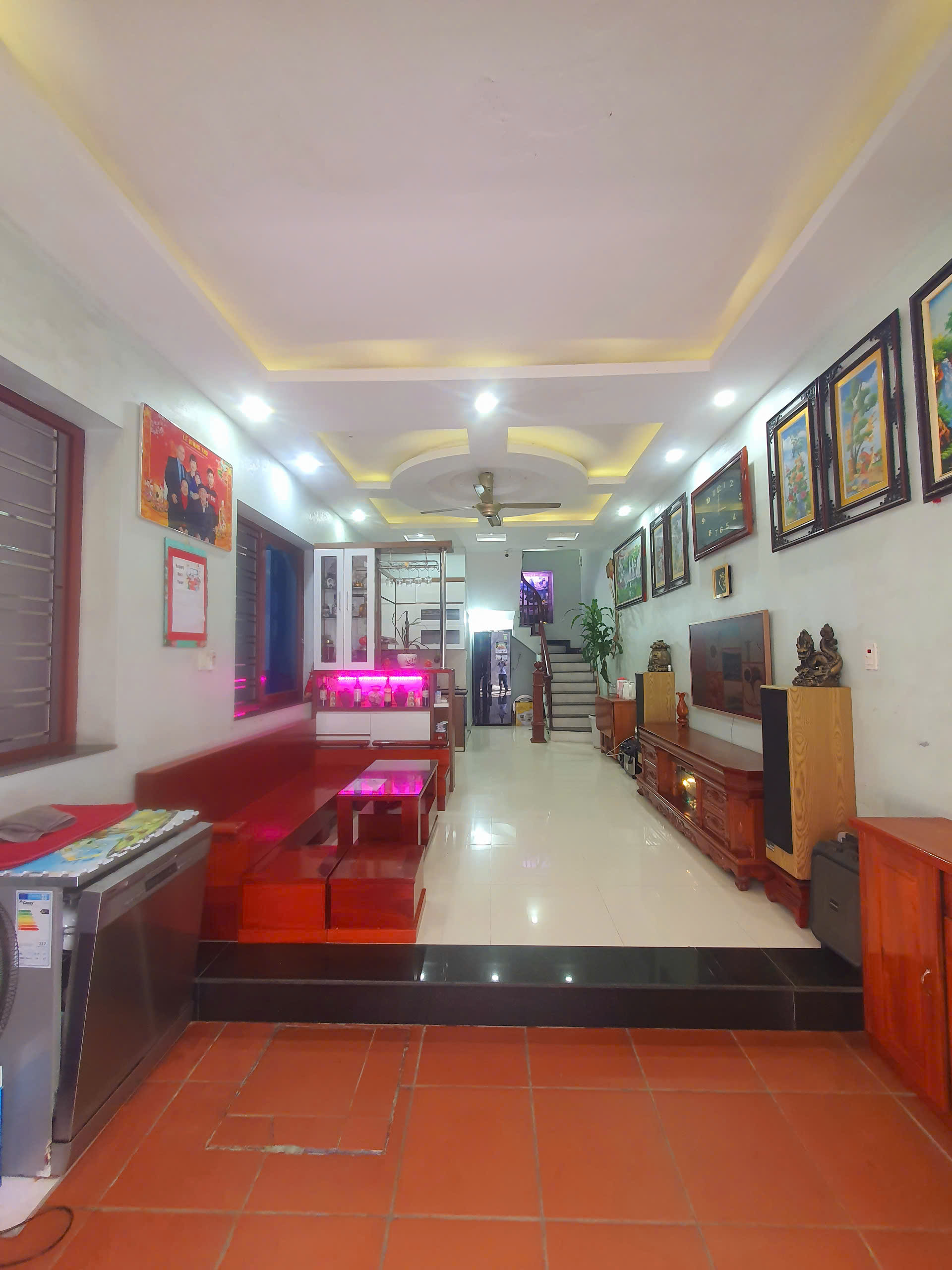 NHÀ ĐẸP 3 TẦNG TẶNG NỘI THẤT- 5,2 TỶ CHỈ VIỆC VỀ Ở TẠI TIÊN DƯƠNG, ĐÔNG ANH.