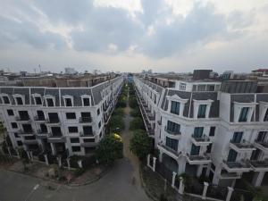 BÁN CĂN LIỀN KỀ HAPPYLAND HƯỚNG NAM THOÁNG MÁT. NHÀ XÂY THÔ, SỔ HỒNG TRAO TAY