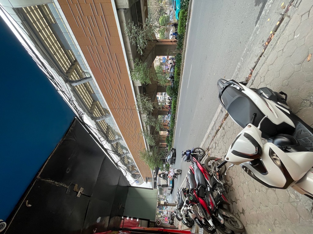 BÁN NHÀ MẶT TIỀN ĐÊ LA THÀNH , HÀO NAM. CỰC H.I.Ế.M...MẶT PHỐ, VỈA HÈ KINH DOANH BẤT CHẤP.  : Dt 17m - thực tế sd : 25m. Mt 4,5m. nhà xây 5 tầng sổ cất két, sẵn sàng giao dịch.