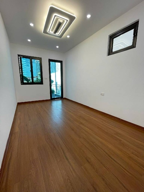 BÁN NHÀ MẶT TIỀN ĐÊ LA THÀNH , HÀO NAM. CỰC H.I.Ế.M...MẶT PHỐ, VỈA HÈ KINH DOANH BẤT CHẤP.  : Dt 17m - thực tế sd : 25m. Mt 4,5m. nhà xây 5 tầng.